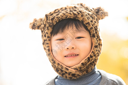 童年日光天真小男孩在户外玩耍图片