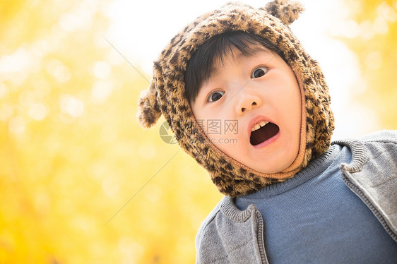 帽子动物形象小男孩在户外玩耍图片