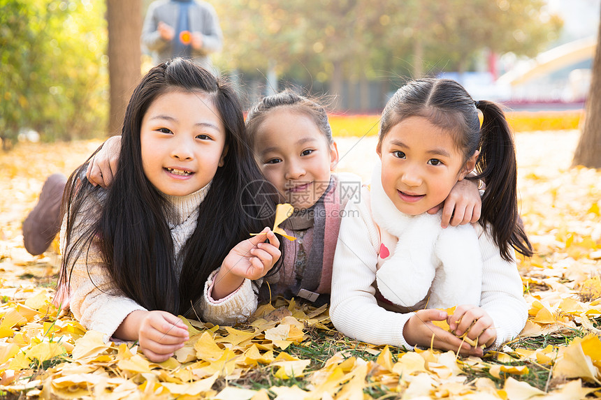 高兴的友谊度假可爱的男孩女孩在户外玩耍图片