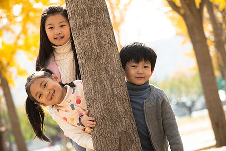 学龄儿童户外活动高兴的欢乐的男孩女孩在户外玩耍图片