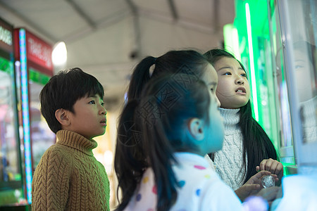 摄影友谊学龄儿童男孩女孩在游戏厅玩耍图片