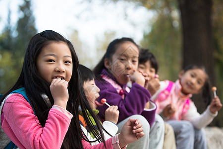 友谊幸福亚洲可爱的男孩女孩在户外玩耍图片