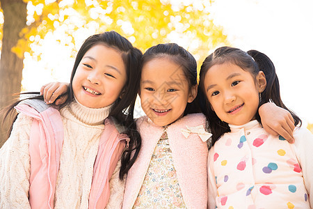 摄影周末活动亚洲人欢乐的小女孩在户外玩耍图片
