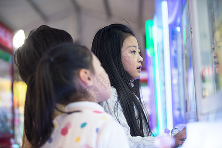 水平构图儿童童年男孩女孩在游戏厅玩耍图片