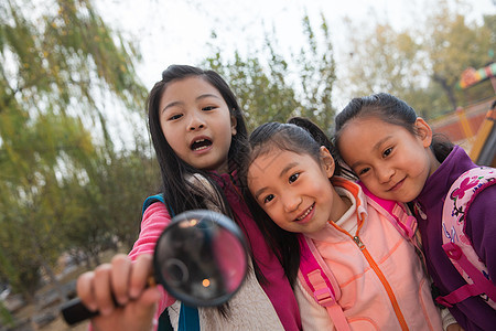 学龄儿童清新亚洲欢乐的小女孩在户外玩耍图片