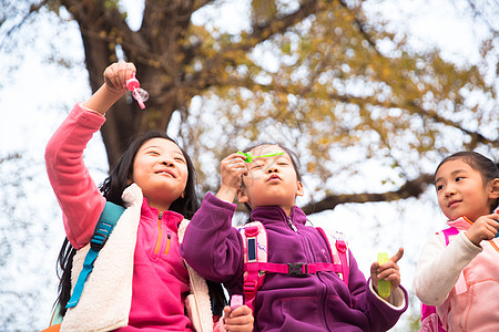 小学生在户外玩耍图片