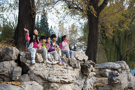 可爱小孩幸福朋友彩色图片可爱的男孩女孩在户外玩耍背景