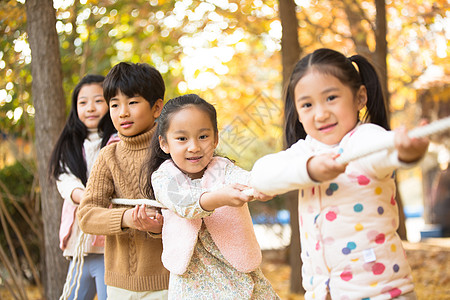 女孩享乐白昼小学生在拔河比赛图片