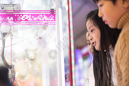 小学生毛绒玩具诱惑男孩女孩在游戏厅玩耍图片