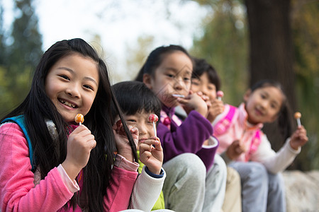 摄影朋友自由可爱的男孩女孩在户外玩耍图片