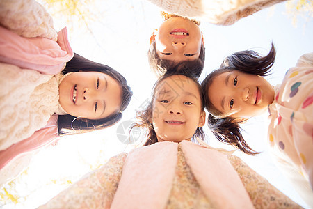 儿童亚洲四个人欢乐的男孩女孩在户外玩耍图片