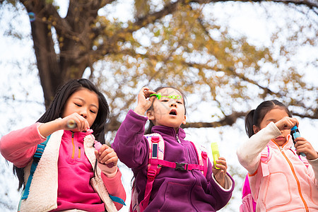 小学生在户外玩耍图片