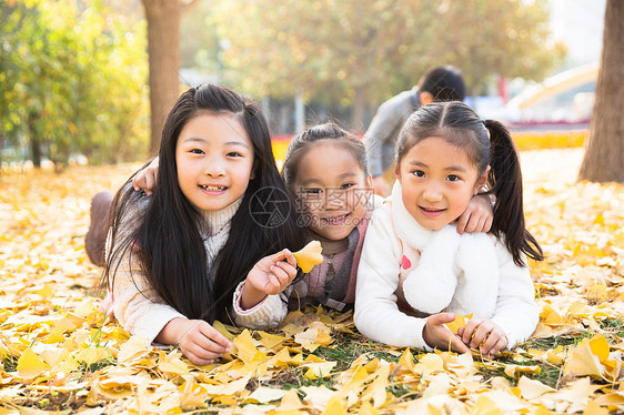 友谊周末活动伙伴可爱的男孩女孩在户外玩耍图片