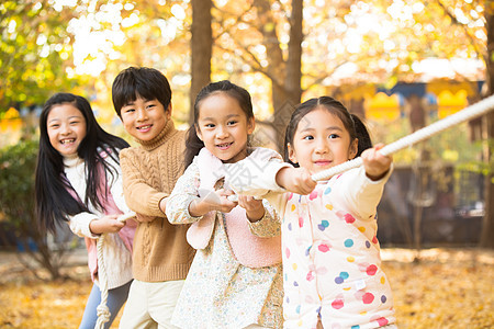 户外成一排小学生在拔河比赛图片