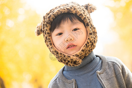 现代愉悦可爱的小男孩在户外玩耍图片