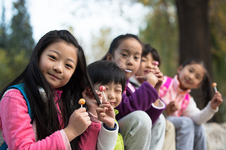 学龄儿童乐趣可爱的男孩女孩在户外玩耍图片