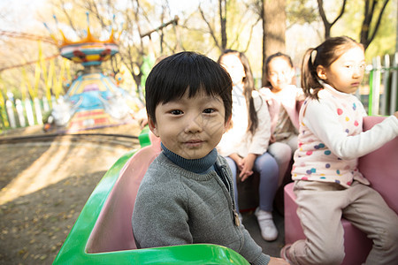 愉快公共设施旋转男孩女孩坐在游乐场玩耍图片