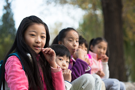 健康的秋天公园可爱的男孩女孩在户外玩耍图片