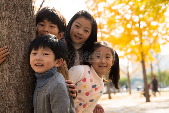亚洲人户外活动表现积极欢乐的男孩女孩在户外玩耍图片