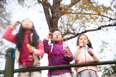 小学生在户外玩耍图片