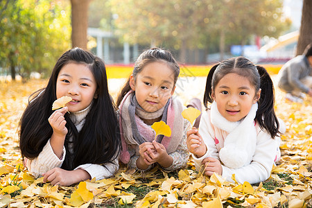 童年公园彩色图片可爱的男孩女孩在户外玩耍图片