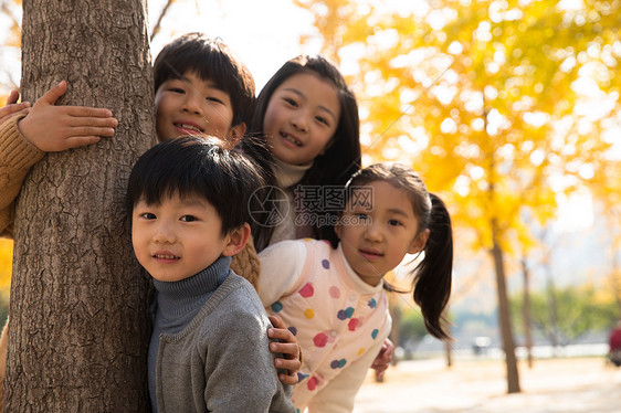 亚洲人幸福躲藏欢乐的男孩女孩在户外玩耍图片