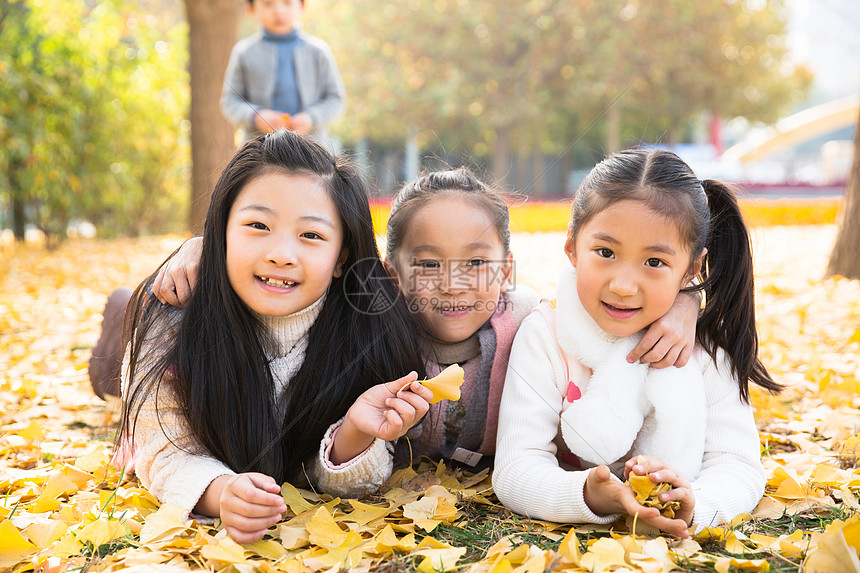 5到6岁白昼高兴的可爱的男孩女孩在户外玩耍图片