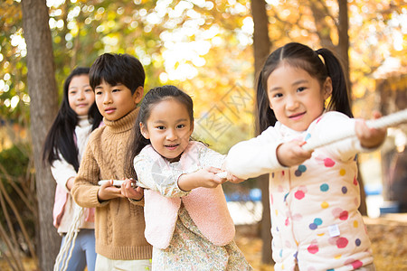 健康的8岁到9岁玩小学生在拔河比赛图片