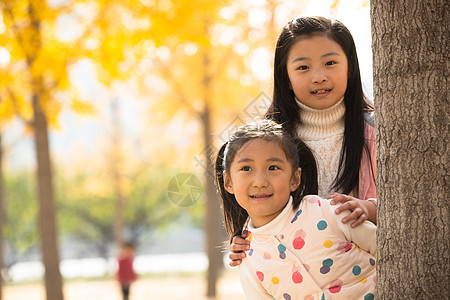 东方人乐趣姐妹两个可爱的小女孩在户外玩耍图片