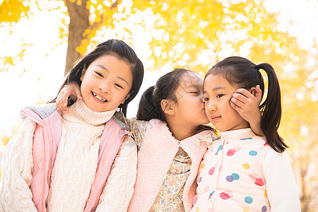休闲活动快乐亚洲欢乐的小女孩在户外玩耍图片