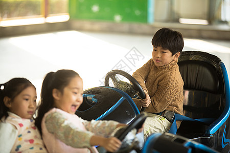 女孩偏爱转小学生在游乐场玩耍图片