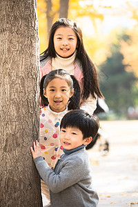 亚洲高兴的小学生欢乐的男孩女孩在户外玩耍图片