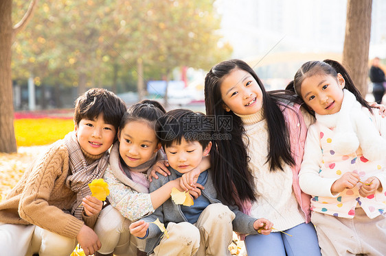 白昼公园天真可爱的男孩女孩在户外玩耍图片