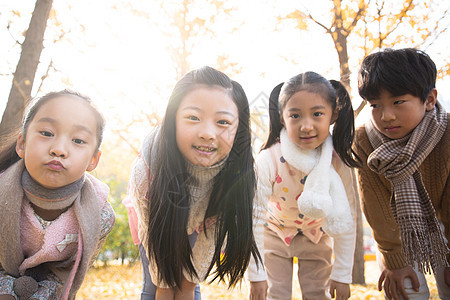 小学生清新享乐可爱的男孩女孩在户外玩耍图片