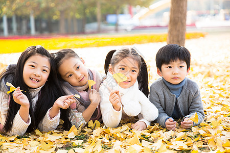 白昼长发户外活动可爱的男孩女孩在户外玩耍图片