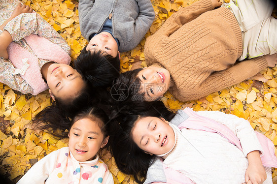 秋游小学生相伴可爱的男孩女孩躺在地上图片