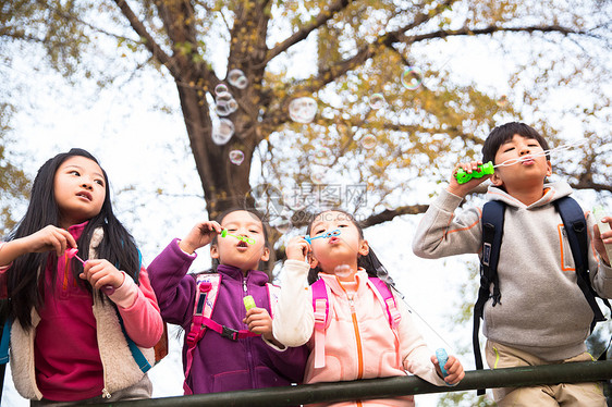 小学生在户外玩耍图片