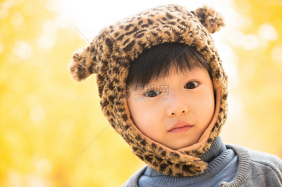 亚洲人乐趣关爱小男孩在户外玩耍图片