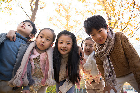 北京6岁到7岁长发可爱的男孩女孩在户外玩耍图片