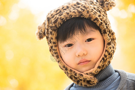 度假彩色图片放松小男孩在户外玩耍图片