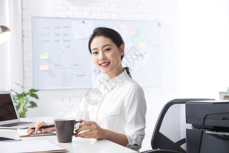 青年商务女人在办公图片