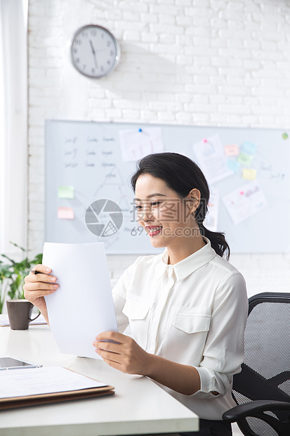 青年商务女人在办公图片