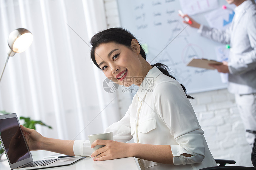 半身像职业亚洲人青年商务男女在办公图片