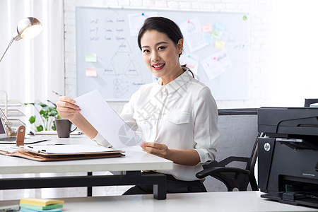 青年商务女人在办公图片