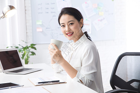 放松着装得体办公室职员青年商务女人使用笔记本电脑办公图片