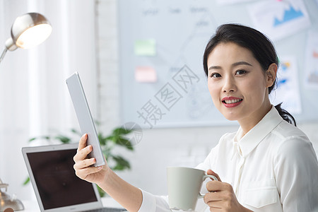 ipad技能亚洲人青年商务女人使用平板电脑办公图片