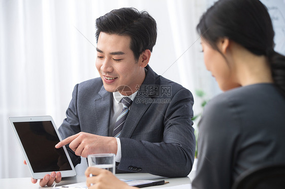 放松技能人青年商务男女在办公图片