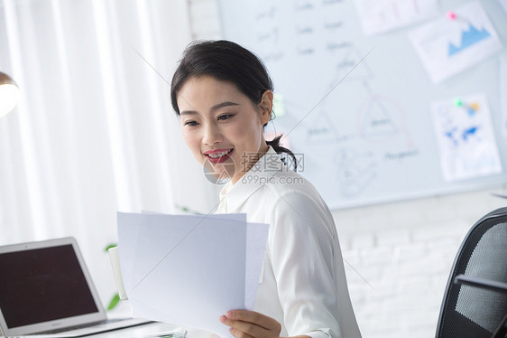 半身像人商务人士青年商务女人在办公图片