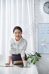 公司企业女商人专业人员青年商务女人使用笔记本电脑办公图片