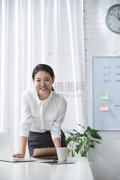 公司企业女商人专业人员青年商务女人使用笔记本电脑办公图片